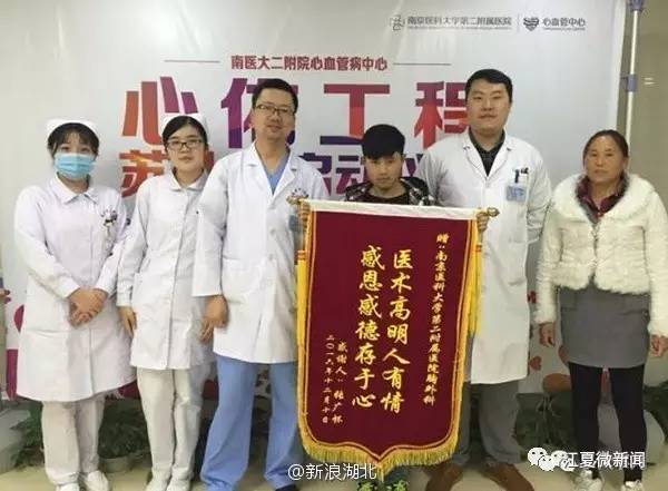 醉汉找口吃大爷指挥倒车，结果……