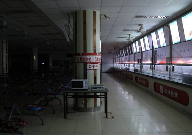 吃完食堂的第200碗饭，Ta说带我去后厨看看