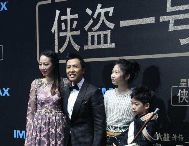 姜文《侠盗一号》红毯人气高菲丽希缇蓝裙优雅