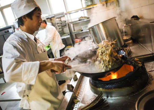 吃完食堂的第200碗饭，Ta说带我去后厨看看