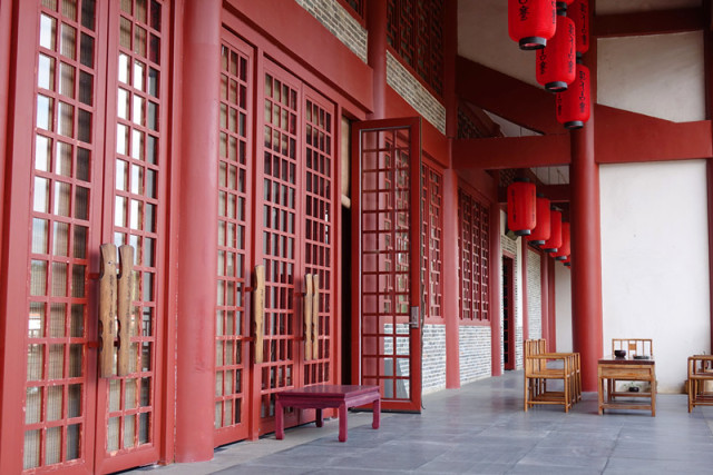 一个长得像李小龙的男人，在长泰一村子里，建了个千与千寻的奇幻世界