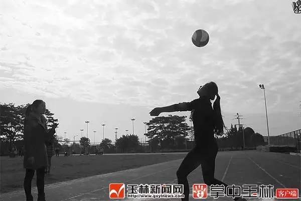 「新闻下午茶」远光灯又惹祸？玉东大道一白色轿车失控撞烂10余节护栏，致使……