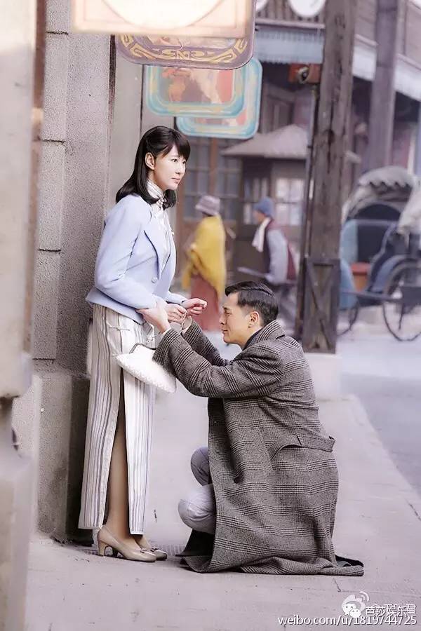 运动条纹星星包，亮闪闪鱼尾裙，从前穿灰布旗袍的王乐君居然这么时髦！