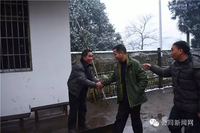 会同:昨天,欧阳海峰到道德模范家里检查年货