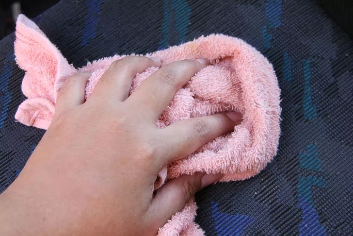 汽车皮坐垫上有墨水怎么处理,汽车上的油性笔迹怎么去除