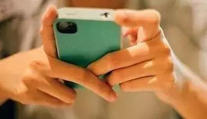 手机玩多了大拇指疼痛一招搞定,手机玩多了小拇指变形疼痛