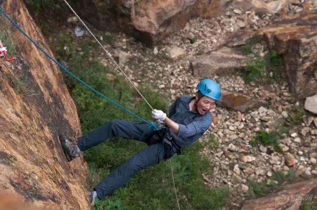 想学靳东那样去探险？先学会绳索速降再说