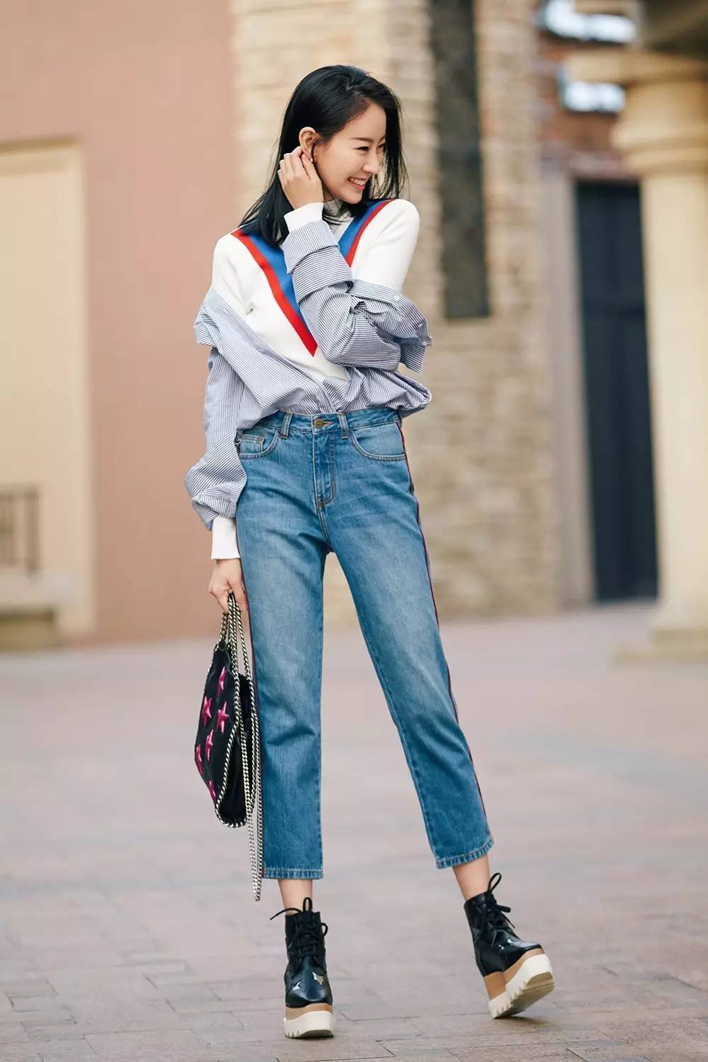 运动条纹星星包，亮闪闪鱼尾裙，从前穿灰布旗袍的王乐君居然这么时髦！