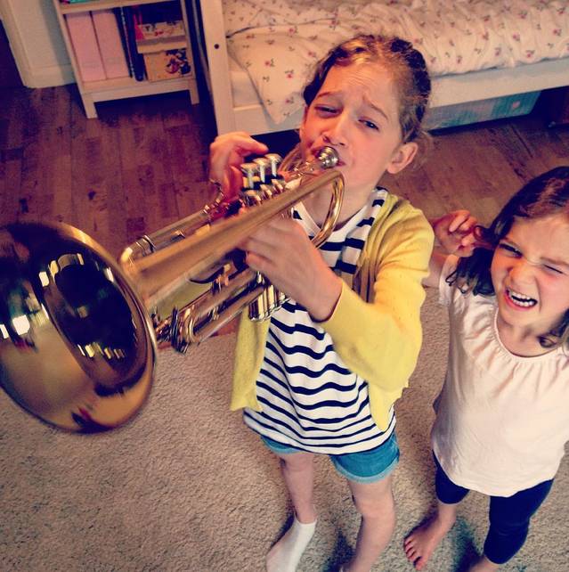 一个娃就够呛了，家有四个小公主怎么办？