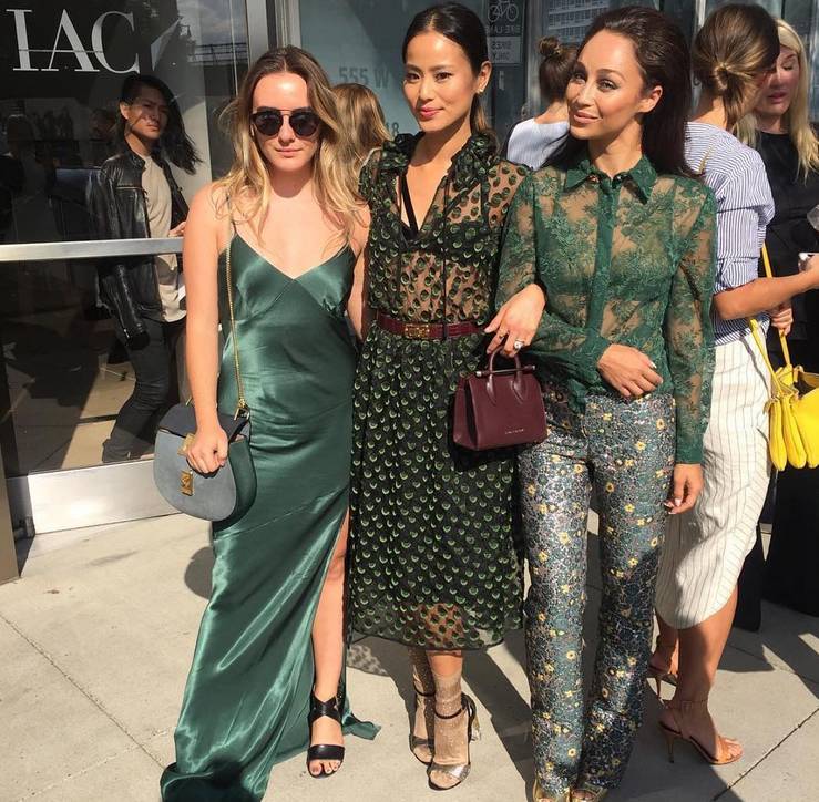 运动条纹星星包，亮闪闪鱼尾裙，从前穿灰布旗袍的王乐君居然这么时髦！