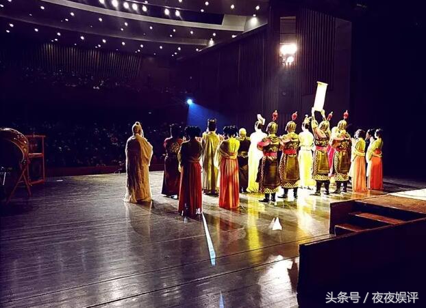 83年春晚报幕刘晓庆,刘晓庆唱哭全场视频