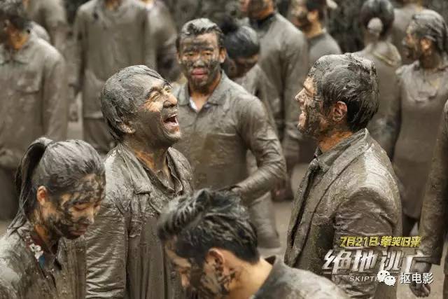 功夫瑜伽成龙和蛇,功夫瑜伽成龙带着狮子飙车