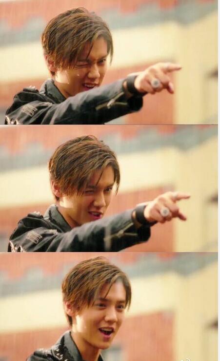 耿直鹿晗真是好脚力，身高不够，踮脚来补，带动大家一起踮起来