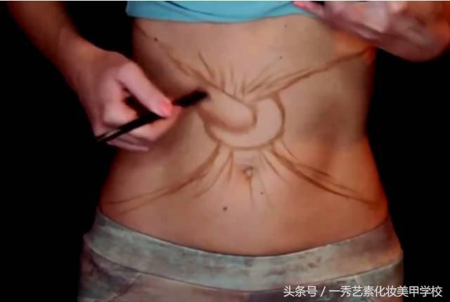 女子用化妆术“擦”掉身体，将腰打结！