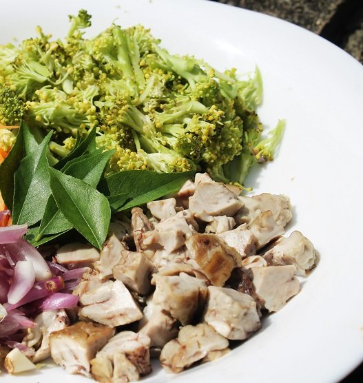 西班牙人爱吃啥,西班牙人吃生猪肉