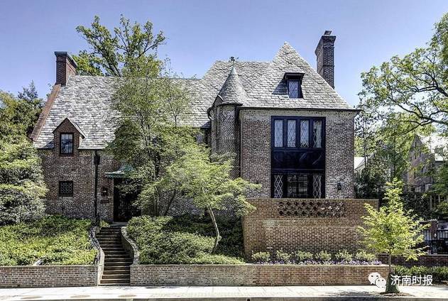 一男孩被多人围殴逼着下跪道歉,男童遭多名青年殴打被逼下跪磕头