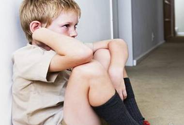 家长不容忽视的隐形危险,父母的忽视会造成孩子一生的悲剧