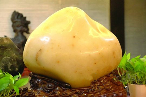 为买到好石头，她花了一个月时间请当地人吃饭喝酒还送礼