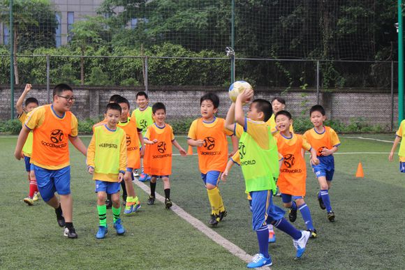 东莞的孩子有福啦！本周末体验英超曼城体系专业少儿足球课！
