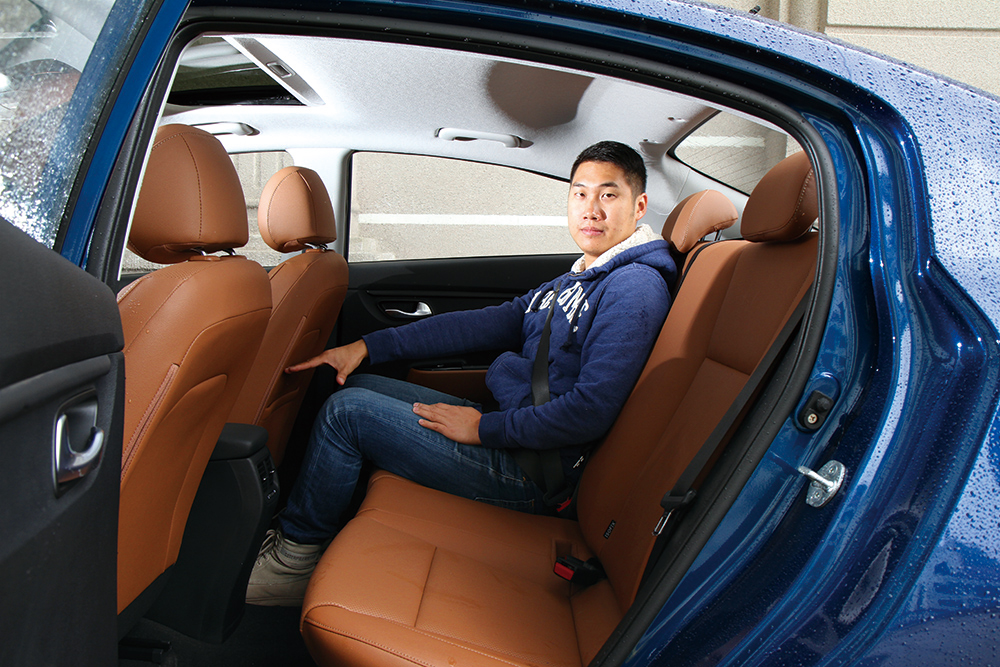 青春永驻2001,17年起亚k2自动挡试驾视频