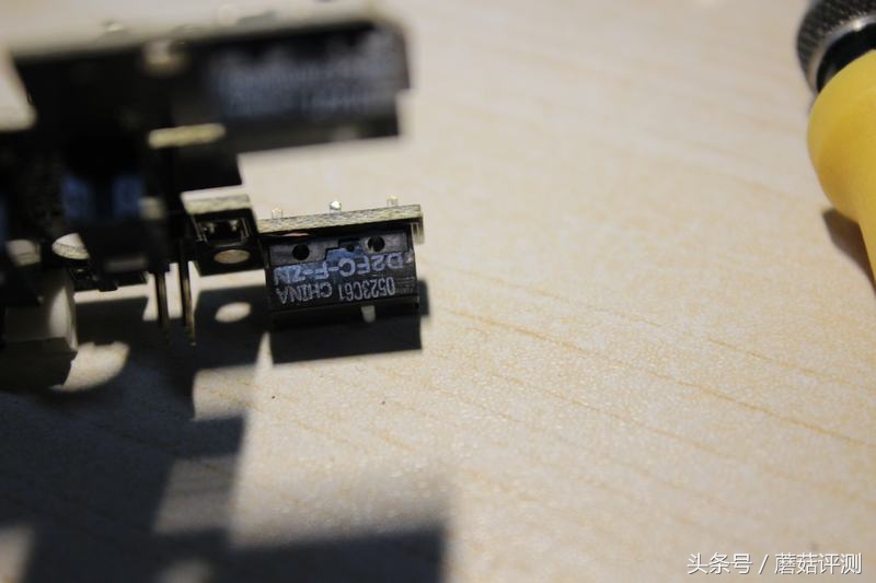 雷蛇帝王蟒微动鼠标更换,雷蛇蝰蛇鼠标更换微动视频