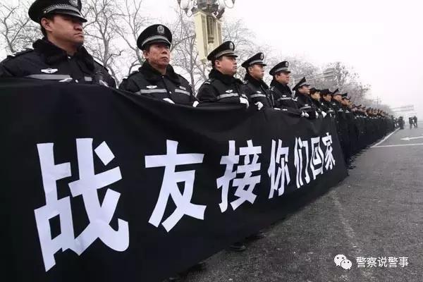 骂警察被警察打了怎么办,看到警察被打我可以帮忙吗