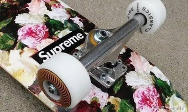 supreme每件衣服上都有镭射标嘛,supreme衣服值多少钱