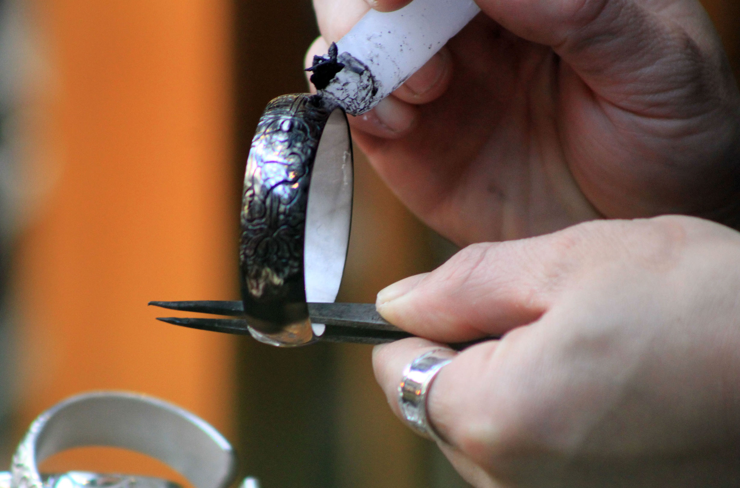 纯银手工打磨视频,手工打磨银品全过程