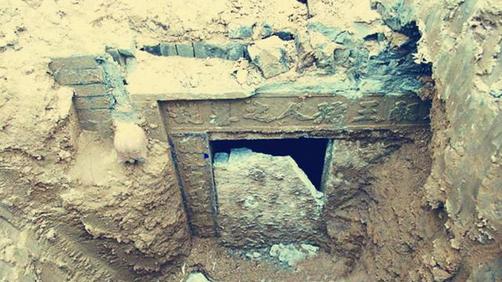 此人小时候受过刺激，长大后有两大爱好，一个是盗墓，不只是为钱