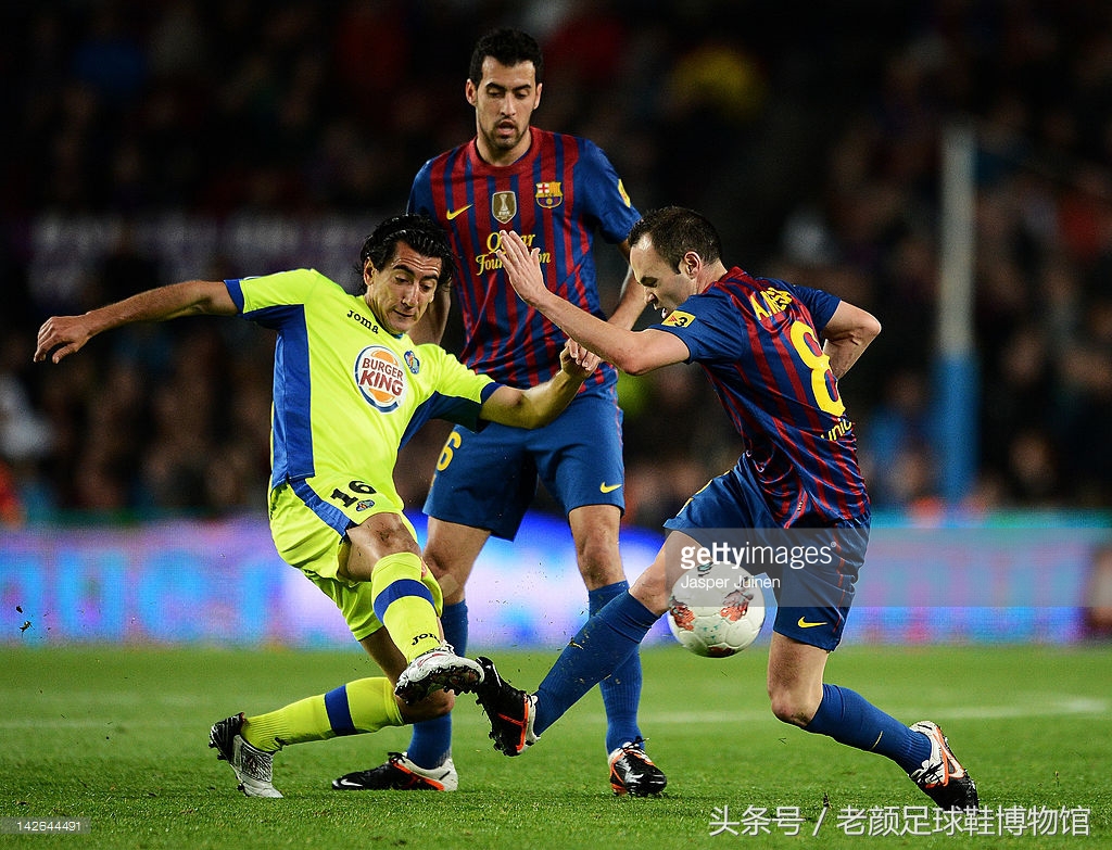 足球鞋阿迪和耐克谁更强,足球鞋耐克暗杀系列