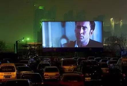 世界第一辆汽车电影是什么名字,世界上第一部汽车电影院