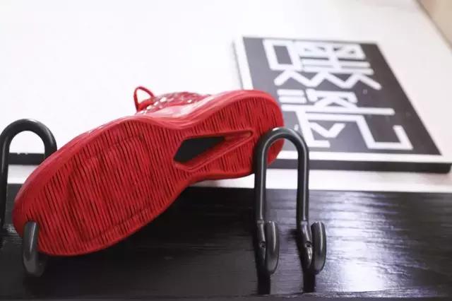 我们带着MeloM13来到即将重装开业的NIKE体验店