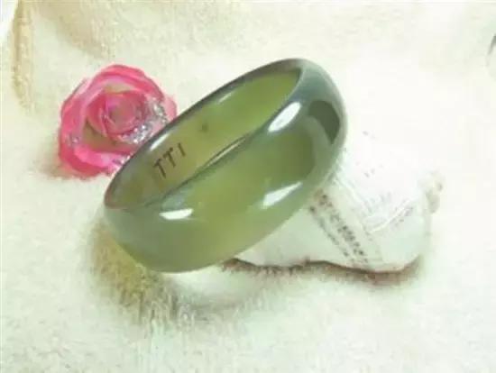 翡翠打紫光灯有荧光反应是a货吗,d货翡翠都有哪些图片