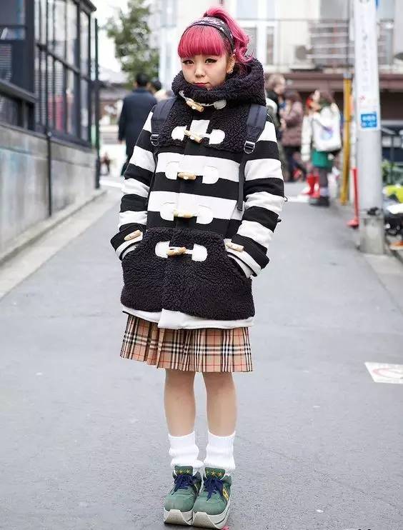 你和女主角之间只差一套韩系大衣,鬼怪同款牛角扣连帽大衣穿搭