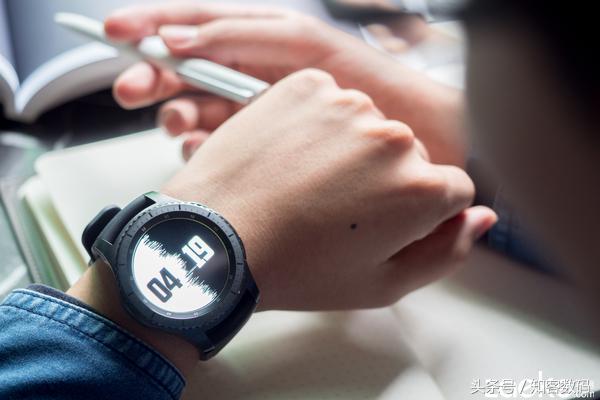 三星手表gears3现在还值得买不,三星手表gears3经典版开箱