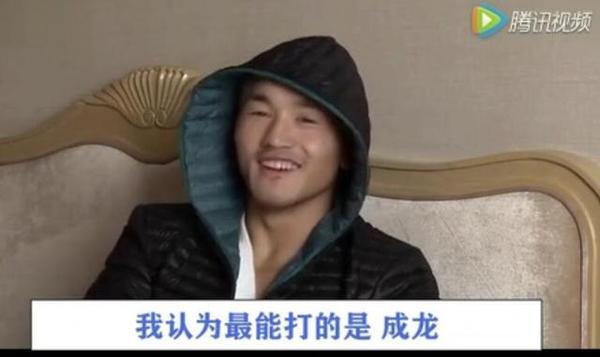 一龙致敬成龙，赞大哥最能打，不用替身险丧命，KO播求可成一哥
