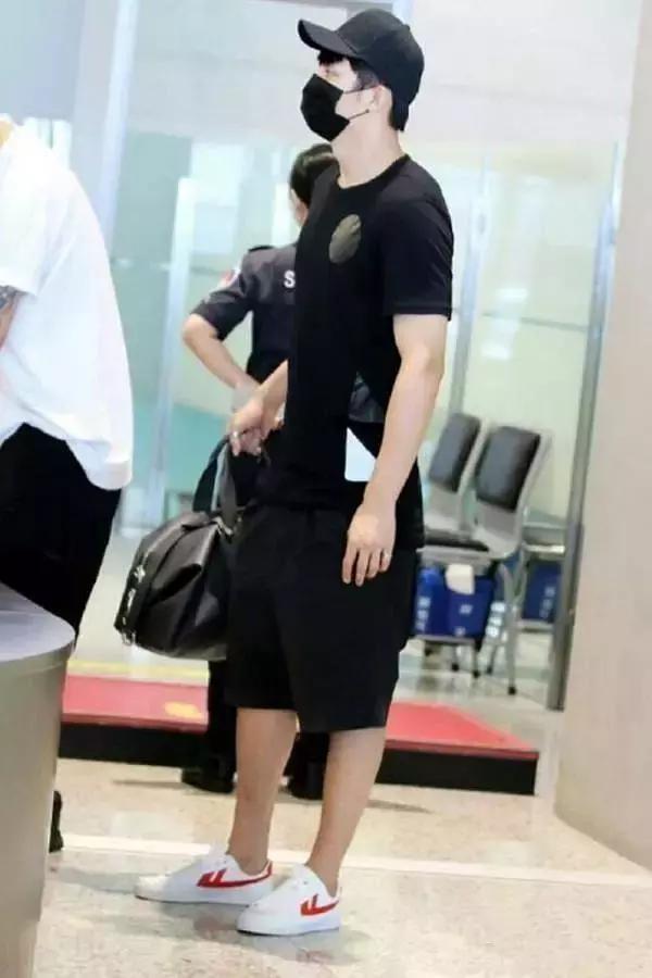 杨幂小金珠手链,杨幂小贝壳黑裙