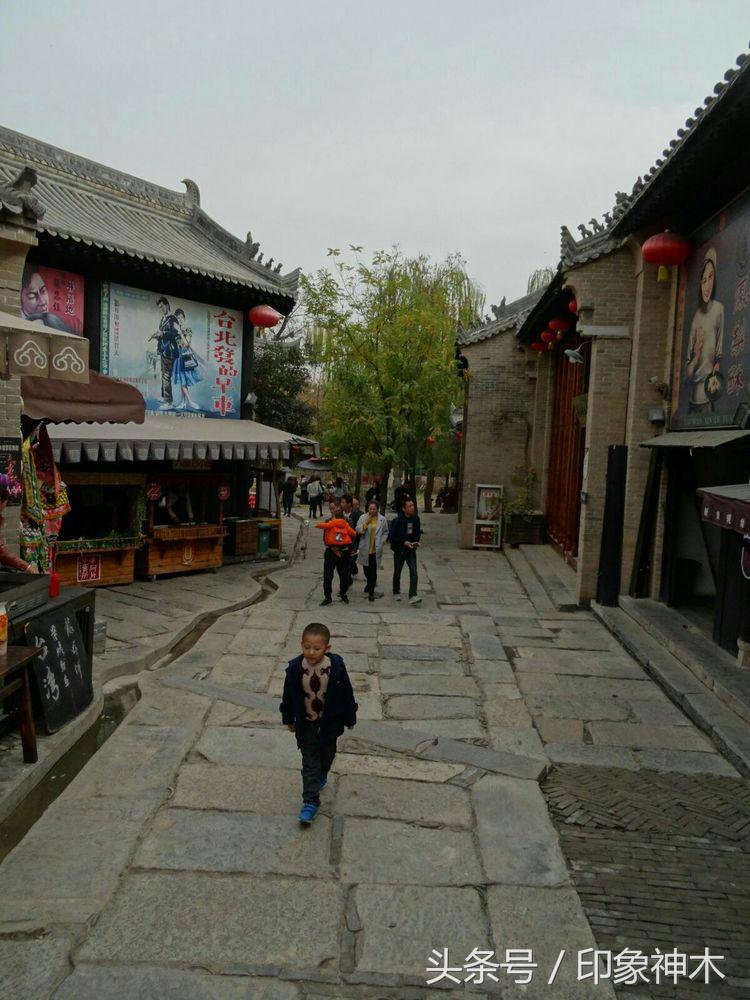 陕北俊俏女子勇闯袁家村大嘴吃四方