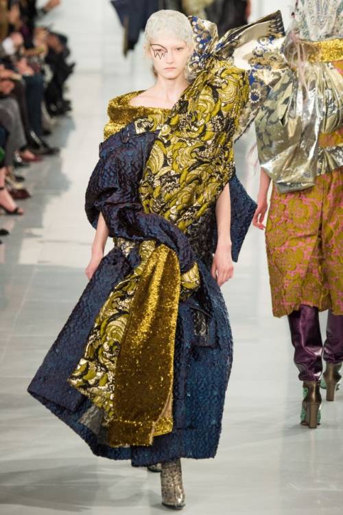 2021春夏高定礼服走秀图,2023年时装秀高定礼服图片