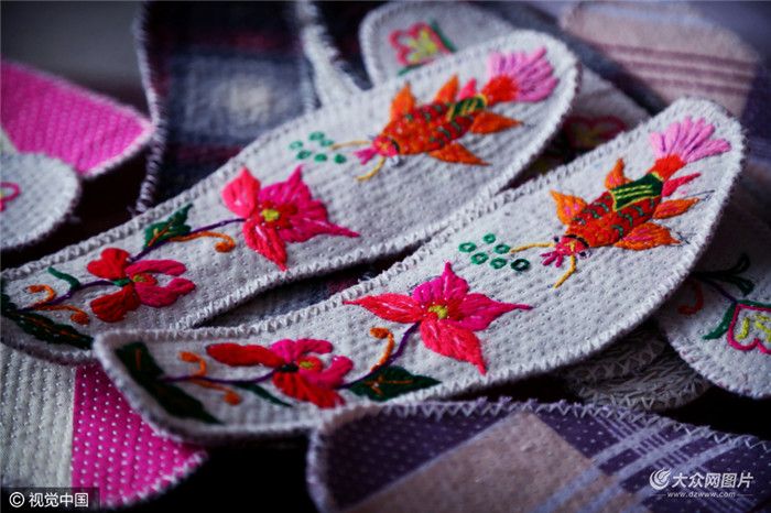 针线间的爱探访*安泰**手艺人制作绣花鞋垫
