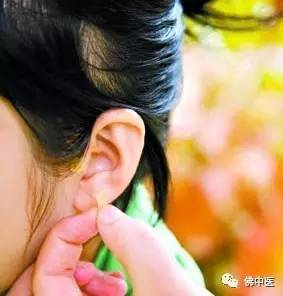 酒精棉球放耳朵里治痛经,痛经时酒精棉球塞入耳朵