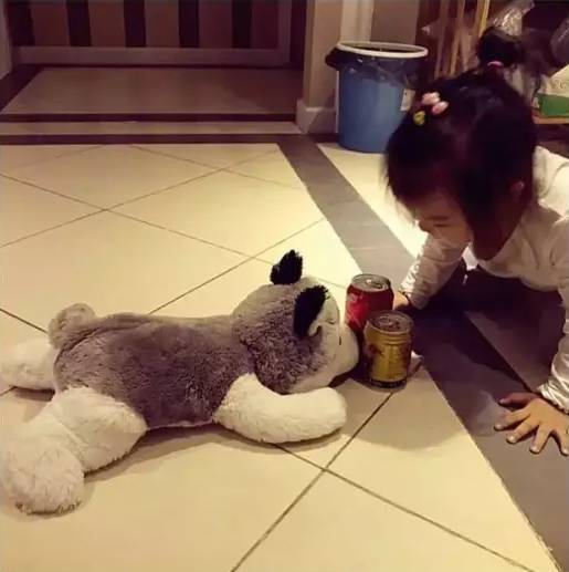 读者来稿丨抱着邦尼兔睡觉、拎着定型枕逛街、在公园里给土豆推秋千……小朋友的安抚物大集合！