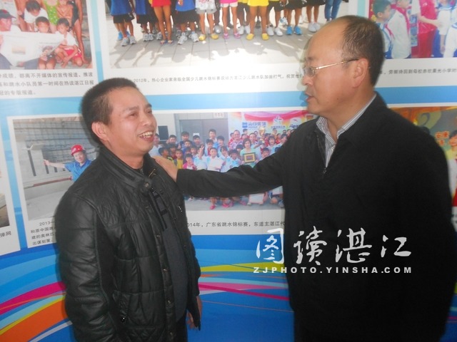 记一位热心肠的人,记一位乐于助人的人作文400字