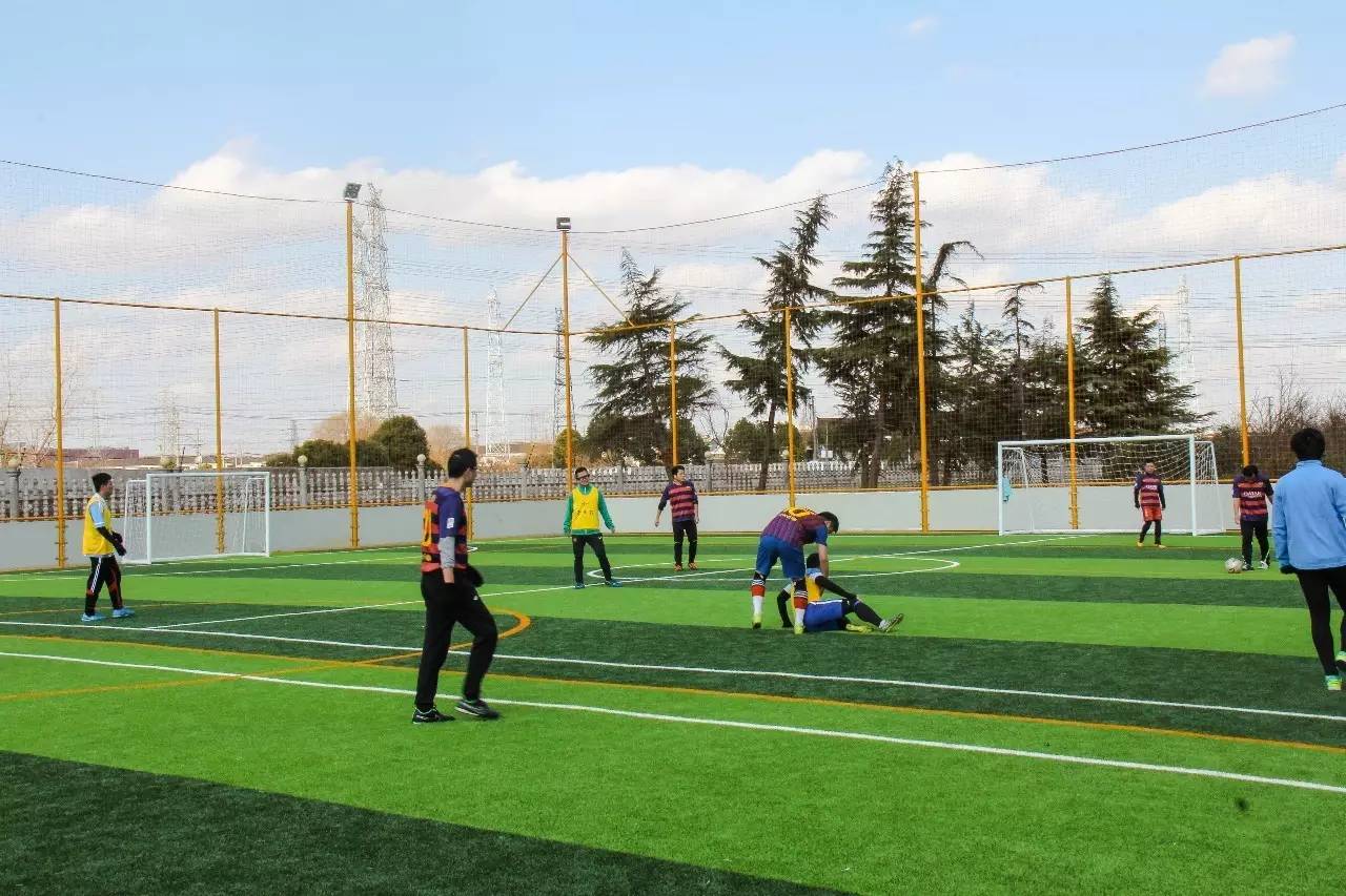 早上六点起来练球,六点起床练足球