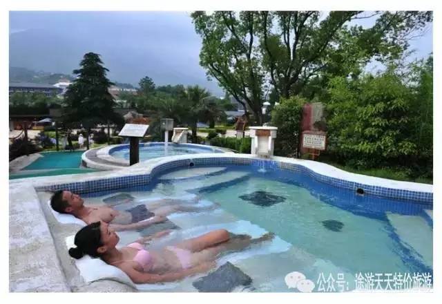 泡温泉上档次,冬天温泉真舒服