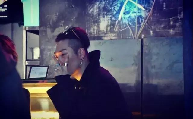 等有钱了，追到韩国欧巴们的店里来场美妙的偶遇！