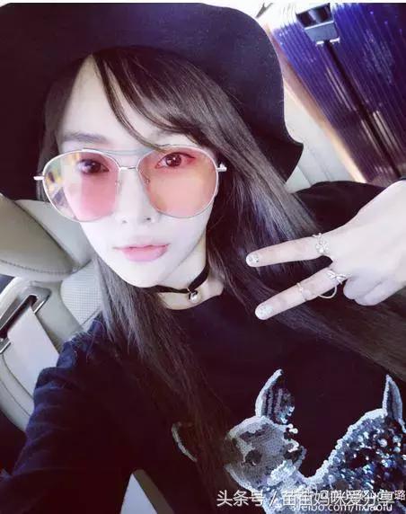 李小璐最新自拍照片,李小璐晒自拍美照镜头电眼妆容