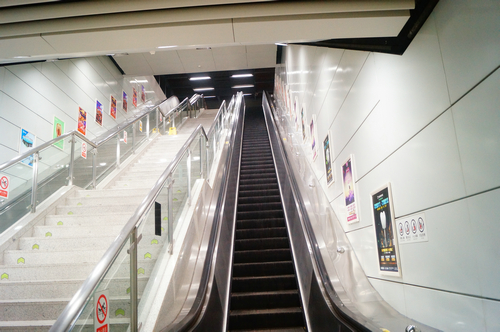 实拍正月初一夜晚深圳宝体地铁站，偌大地铁站内很安静