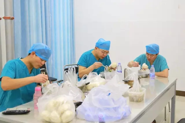 镜头见证生命重启之旅，纪录医者仁心，许昌外科医生的新年故事