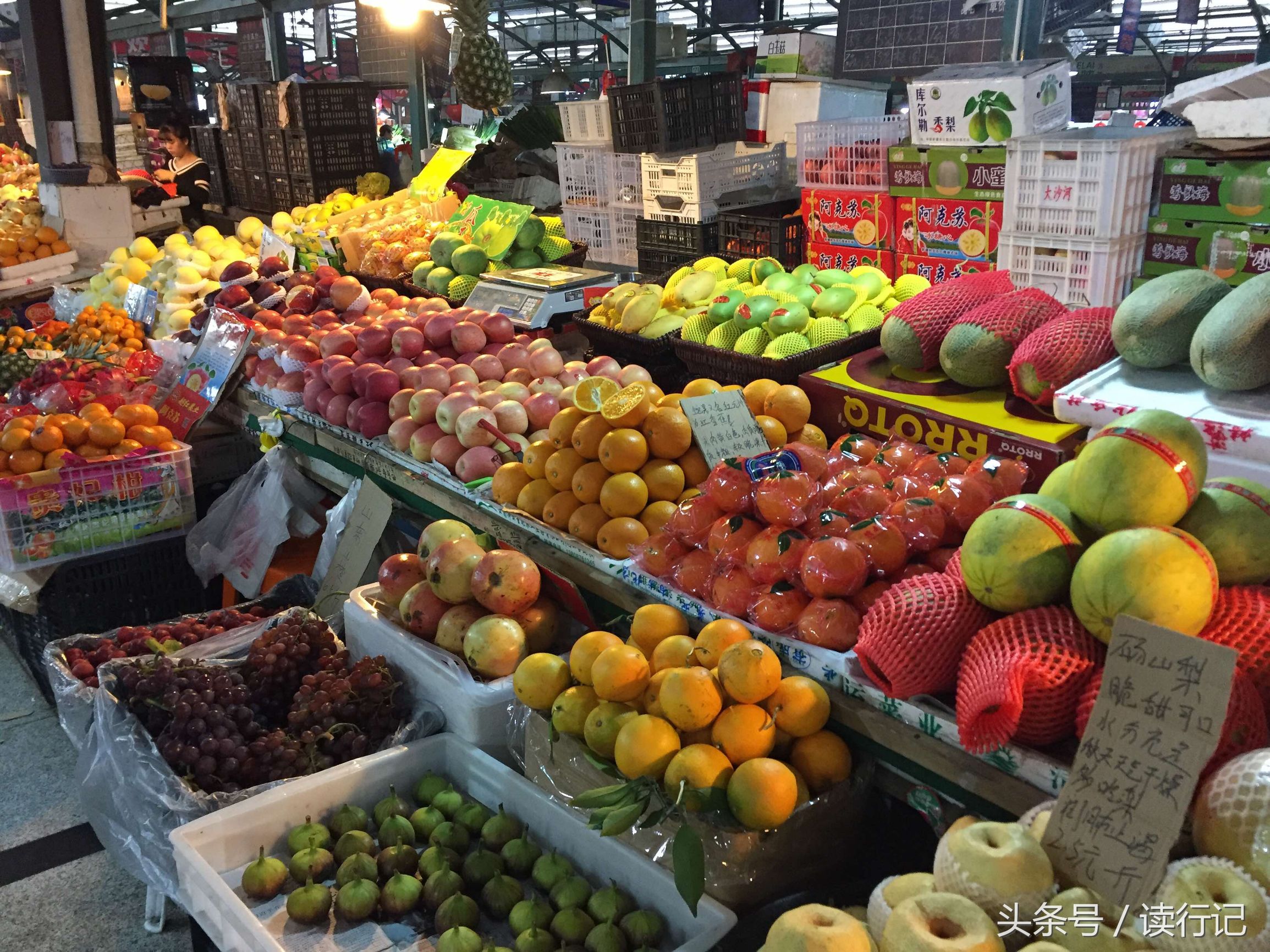 90后年轻夫妻过年不回家，摆摊卖水果日入五千元